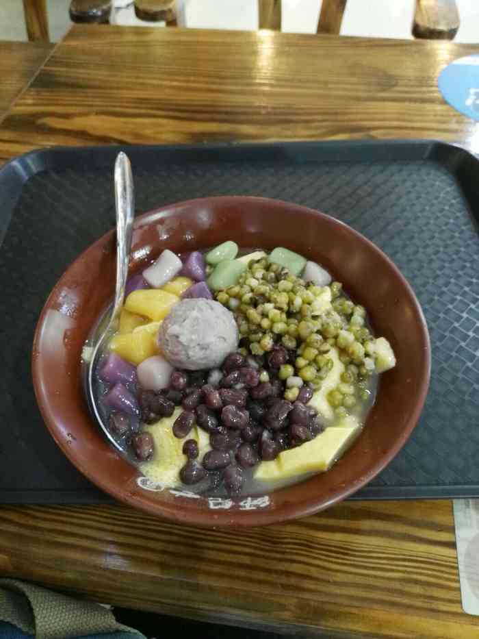 师兄芋圆(泊富店)-"且不说店里全是油烟味,服务员的态度牛逼的.