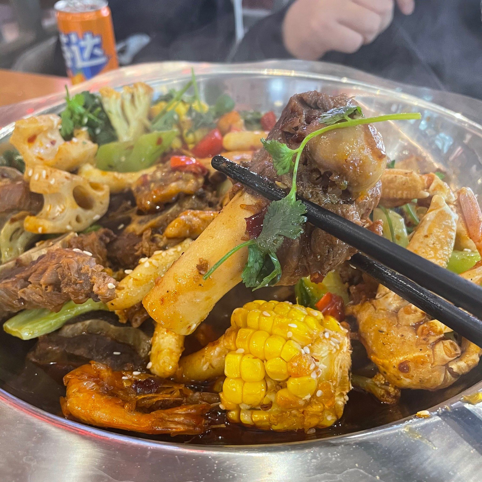 入座先上瓜子和橘子,橘子还挺好吃,套餐里有一个羊骨头煲,料很丰富