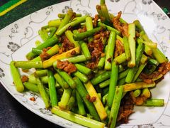 蒜苔炒肉-口口香小吃店