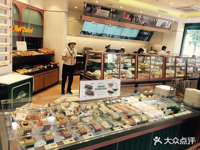 多乐之日(五道口店)面包甜点陈列柜图片