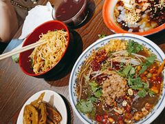 -爆炸头阿姨小四川正宗川味小吃(无任何分店)