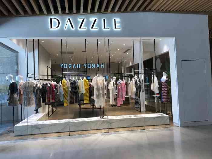 dazzle地素-"地素也是这几年很受欢迎的服饰品牌,貌似差.