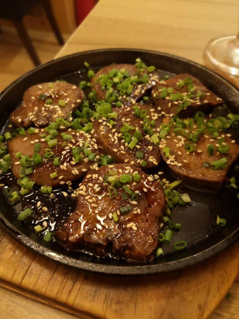 「铁板牛舌」牛舌是厚切的,一份有很多,牛舌,上面浇了烤肉酱和芝麻,烤