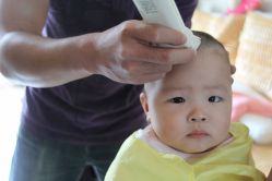 快剃好了（不知在想什么）-龙文宝贝上门婴儿理发满月剃胎毛(总店)