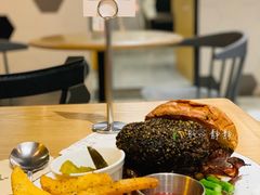 炙烤黑胡椒牛肉汉堡-HELLO 27 意面·沙拉·帕尼尼