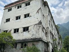 -四川汶川特大地震漩口中学遗址