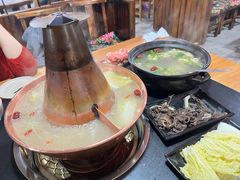 -果松木炭酸菜铜火锅·外婆参鸡汤