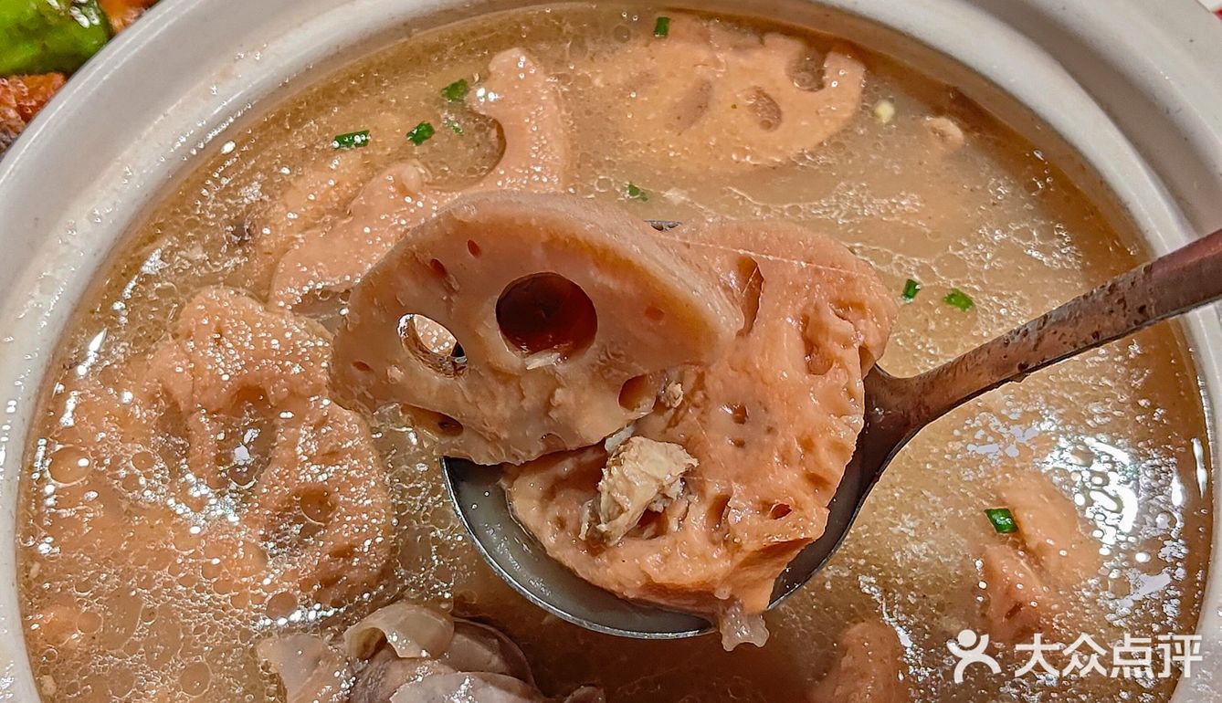 门头不起眼的湖北菜馆 是学生的校外食堂  