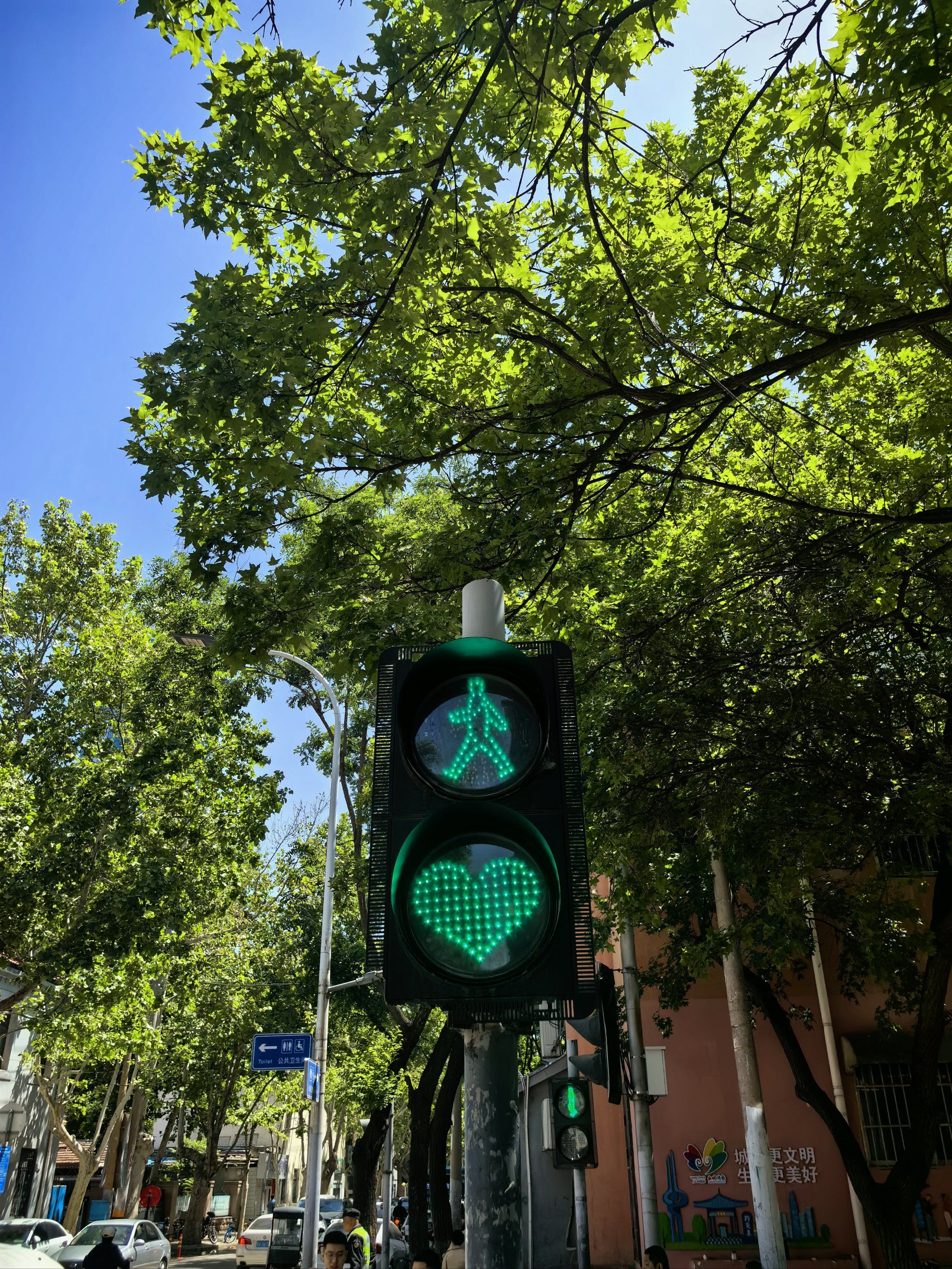 济南经三路,连红绿灯都是❤的形状