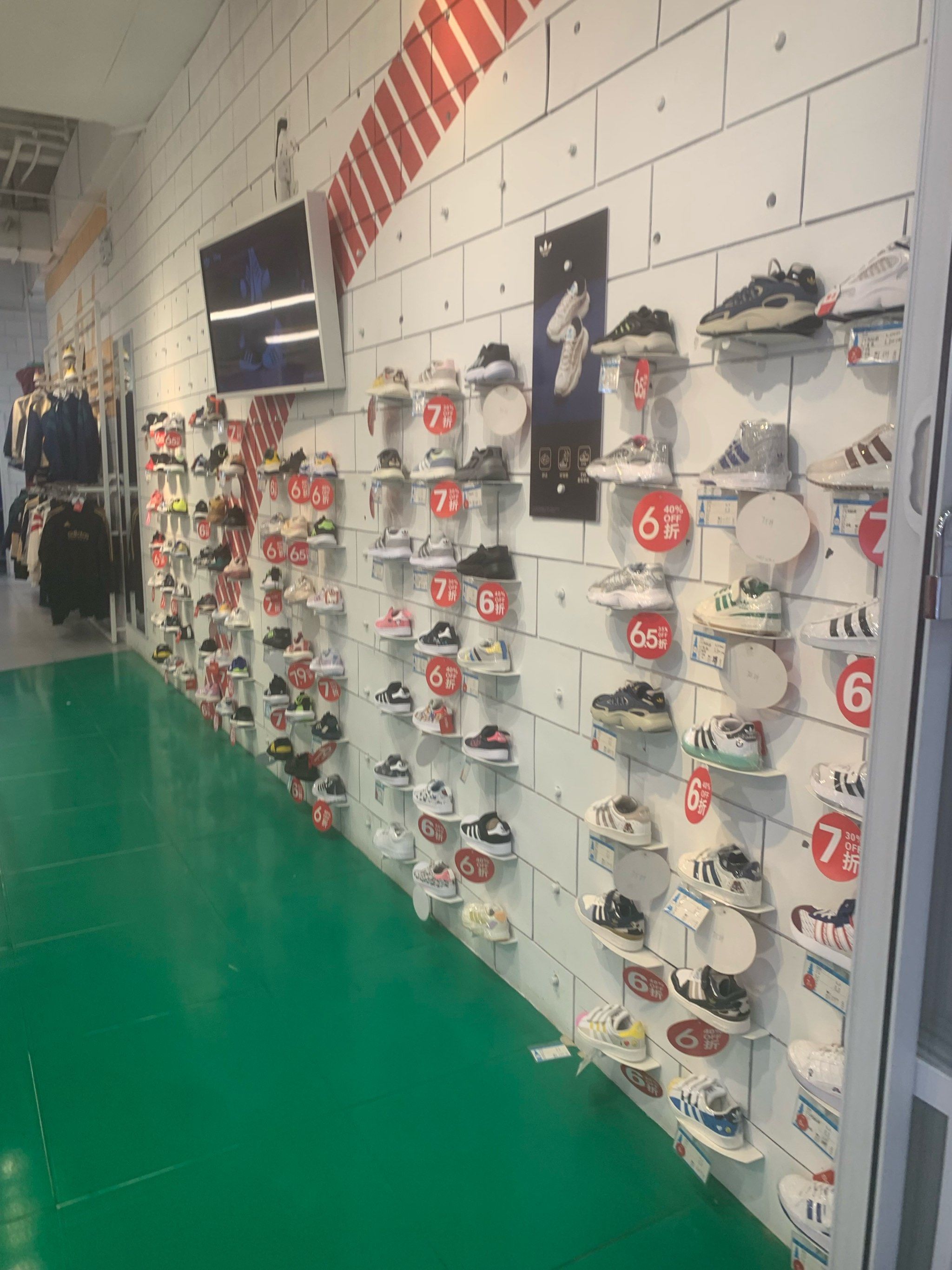 展柜里的运动鞋记