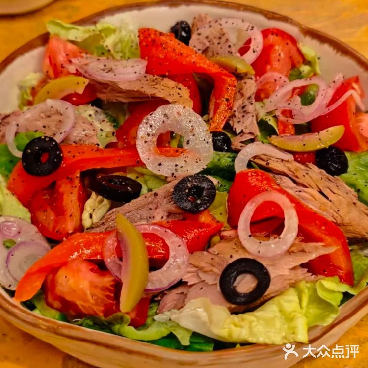 夜晚的烛光与美味佳肴