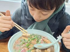 孩子爱吃卤煮火烧-六爷门框百年卤煮