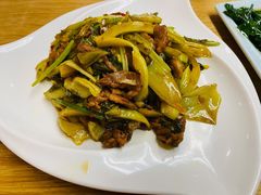 自制酸菜炒牛肉-宏记广东客家菜(丰汇店)