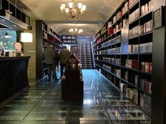 -钟书阁(松江泰晤士小镇店)