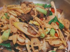 特色春笋炒腊肉-鑫小城故事·藕汤·家常菜(台北一路总店)