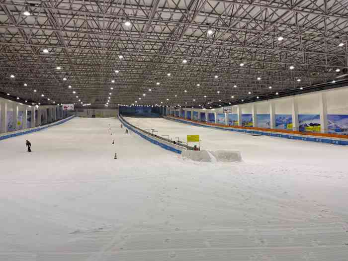 乔波冰雪世界-"离上海最近的滑雪室内滑雪场吧.本打算一家.