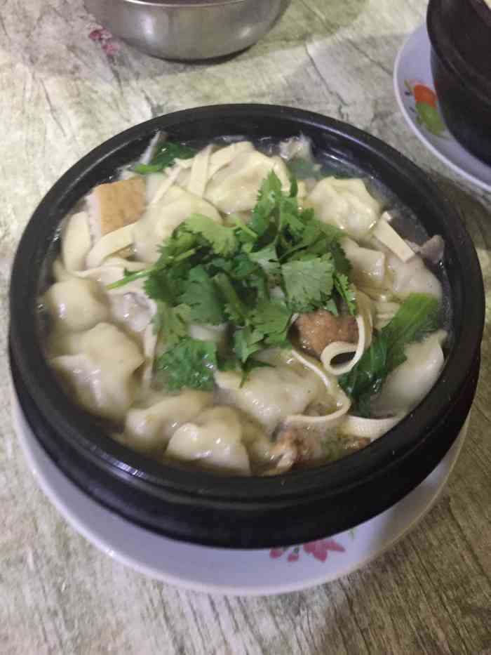 胡胖子罐罐饺子"所谓罐罐饺子就是装饺子的容器,不过这吃上.