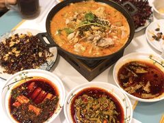 自制泡菜牛蛙锅-付掌柜在成都·热炒砂锅集(金禾店)