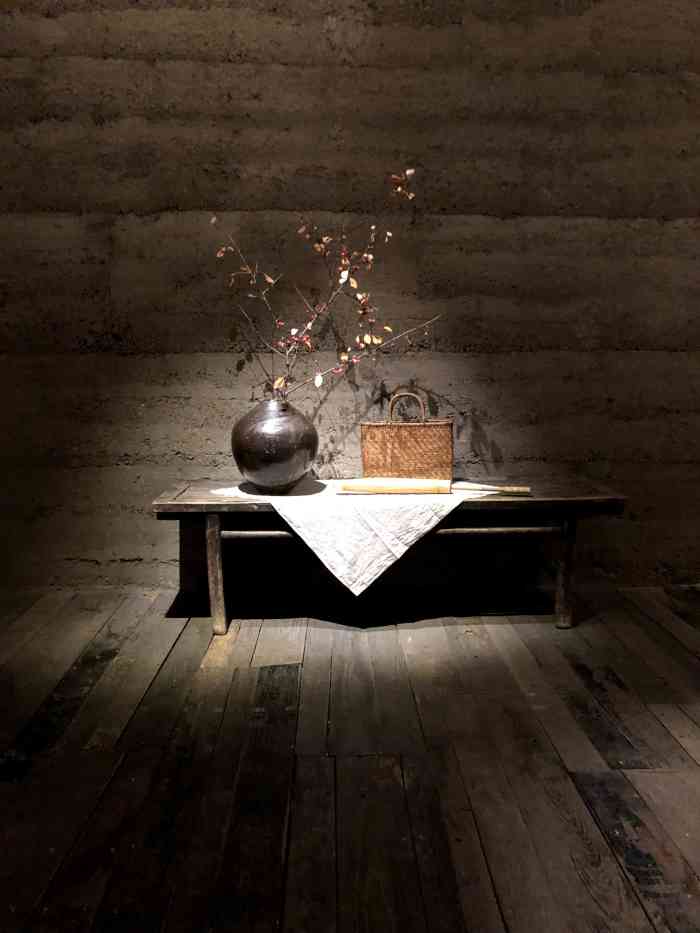 无用生活空间-"很独特的地方,陈列了各式各样的鞋子,从草.