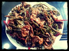 干辣椒炒牛肉-韩阳王石板烤肉