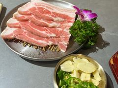 -围炉肉舍•炭烤活鳗•丹东海鲜烤肉(步行街店)