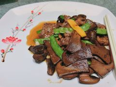 牛肝菌炒牛肉-桃园盛宴·岭南粤菜·手工茶点(南庄店)