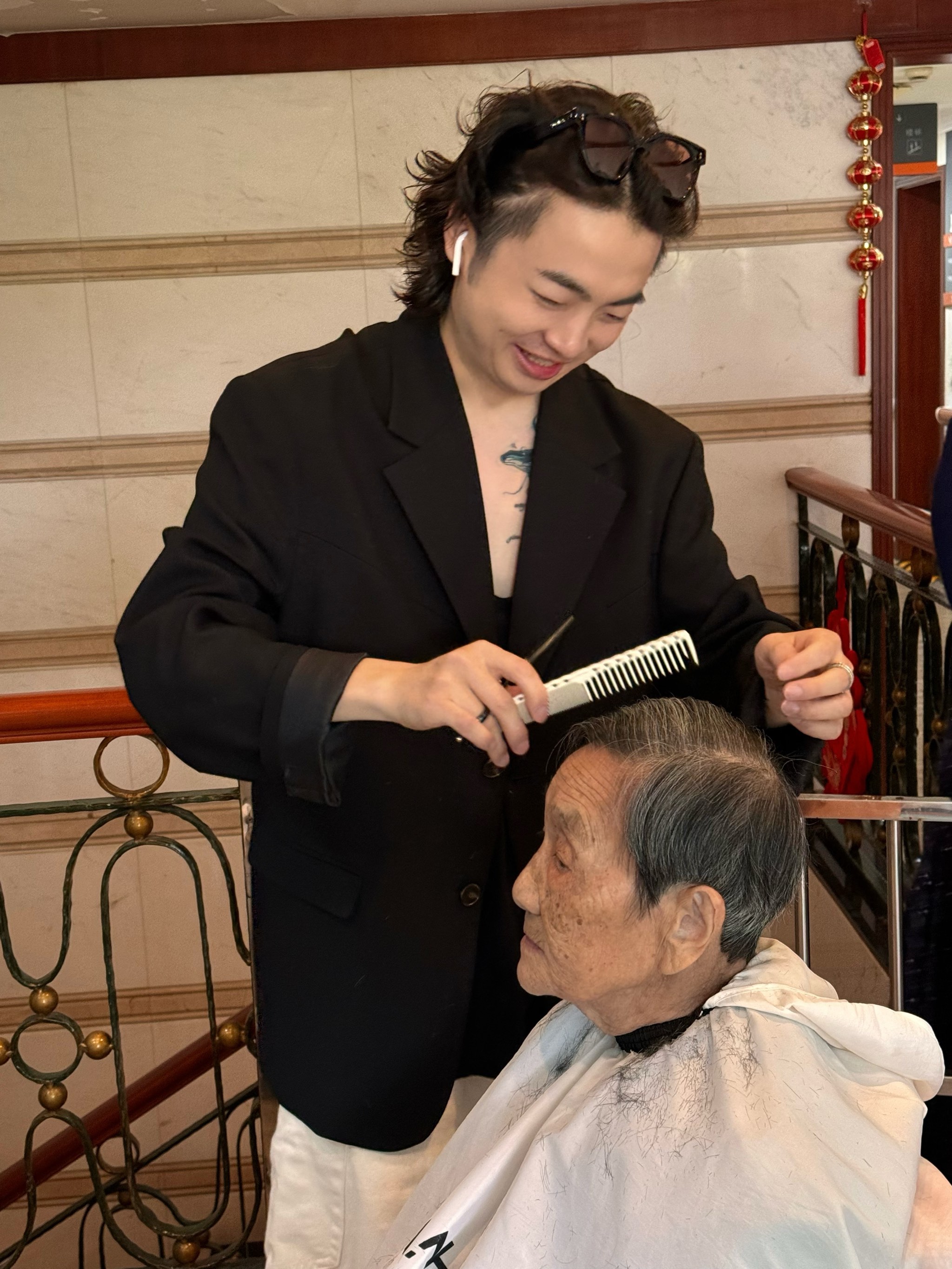 爱心剪发 温暖老人心