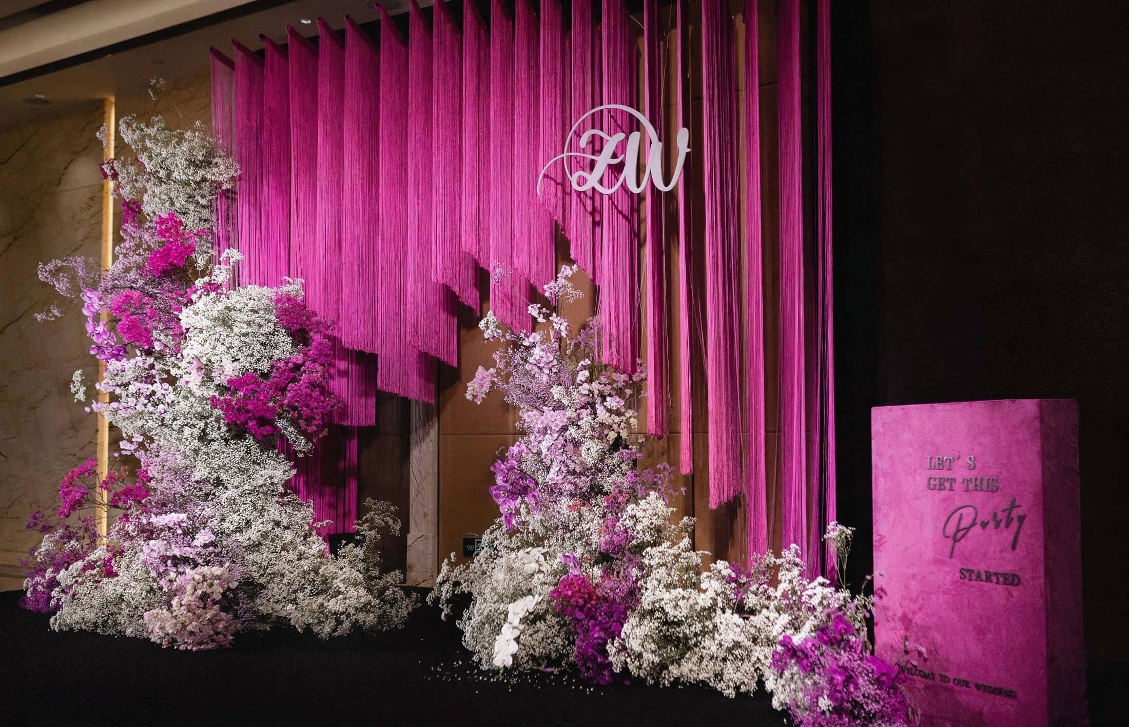 玫红高饱和色系线帘婚礼,线帘规律层次分布,瀑