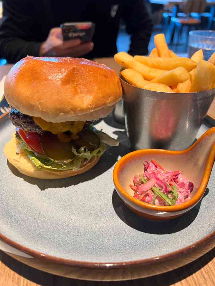 bluefrog蓝蛙(颐堤港店)-"在颐堤港里边,非常大,服务超赞.大汉堡够.