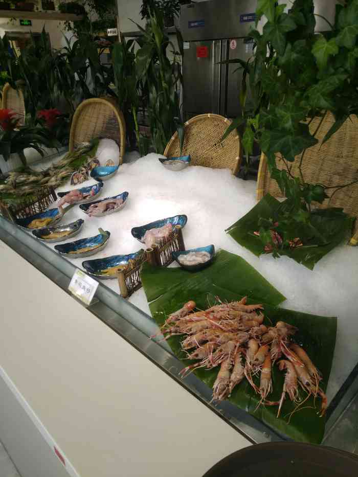 珍海肴海鲜自助餐厅-"公司聚会去的海鲜自助,十几个人,安排在一.