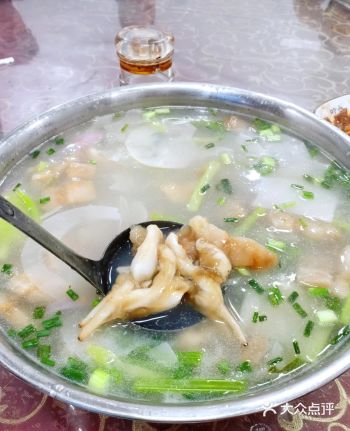 只有晚餐和宵夜，中午不营业，晚餐主打家常菜和意境菜