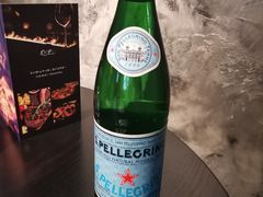 好大瓶的气泡水-C&R西班牙餐厅
