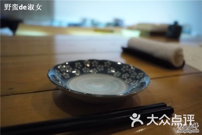 石见碟子和热毛巾图片-郑州日本料理