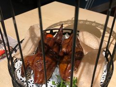 招牌脆皮乳鸽子-避风塘(宝山万达店)