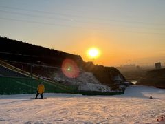 -采薇庄园四季滑雪场