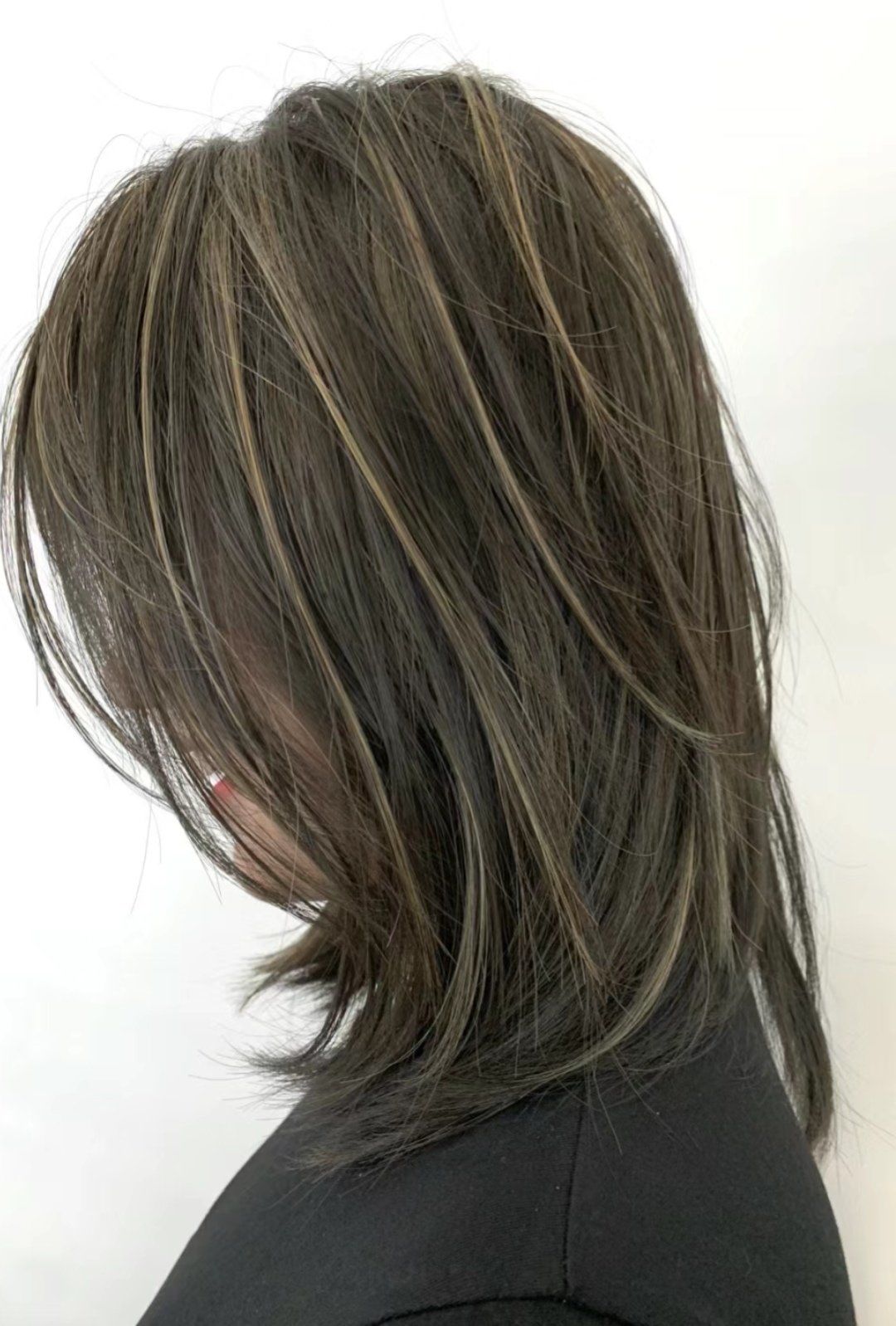 桃染是原相机拍摄无滤镜
发色有层次感