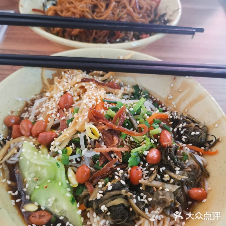 环境： 是一家小吃店，在一个幼儿园对面，从晓港地铁站