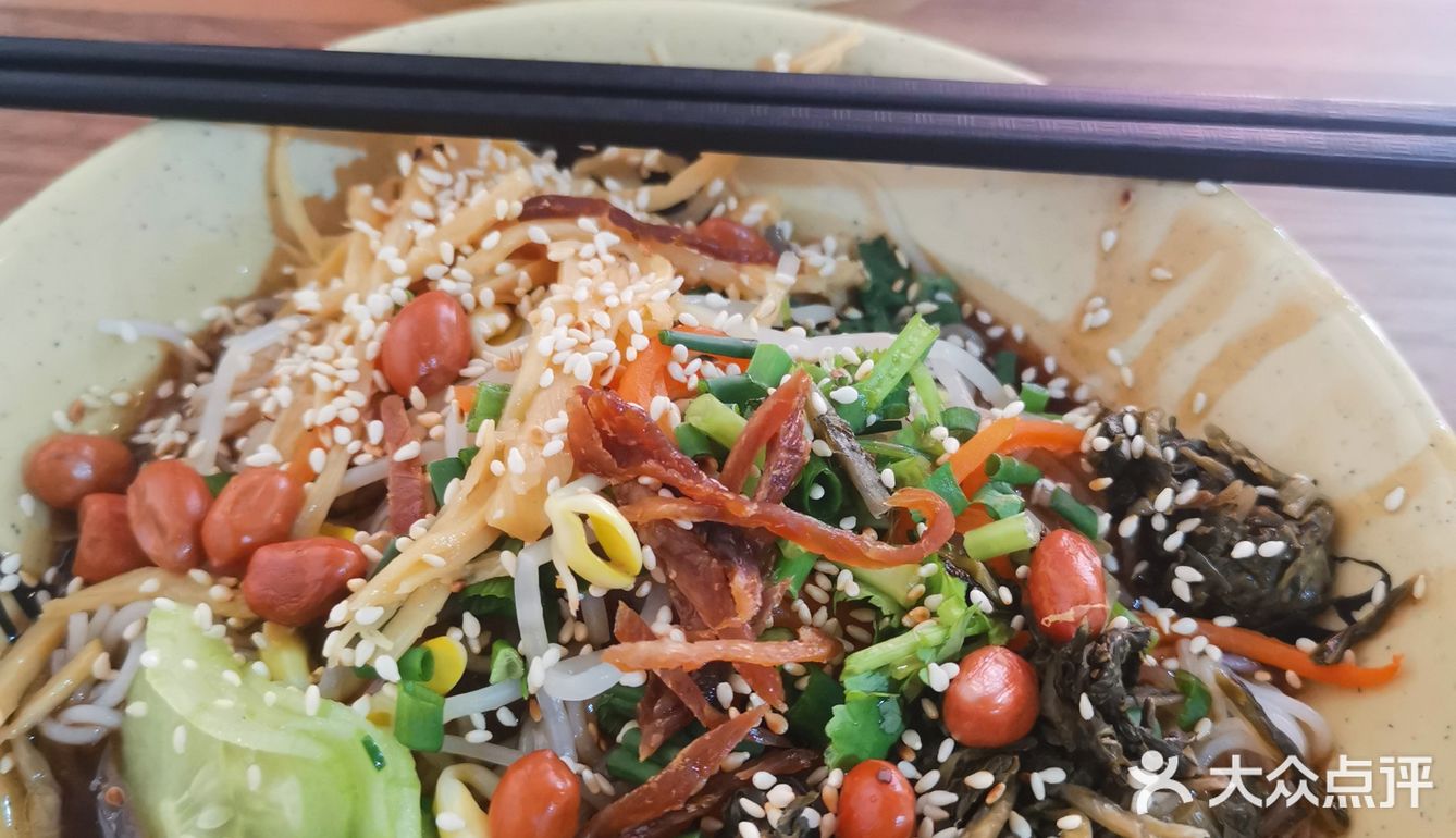 环境： 是一家小吃店，在一个幼儿园对面，从晓港地铁站
