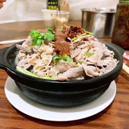 砂锅羊肉垒得老高了,太好吃了量又大.