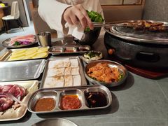 -围炉肉舍•炭烤活鳗•丹东海鲜烤肉(步行街店)