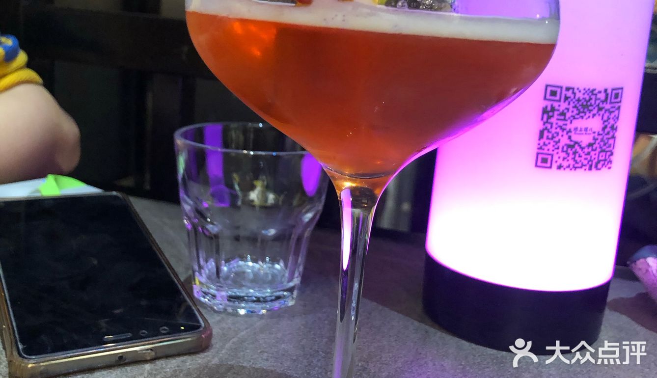 没找到，于是点了一杯曼哈顿，酒味比较浓，类似玛格丽特