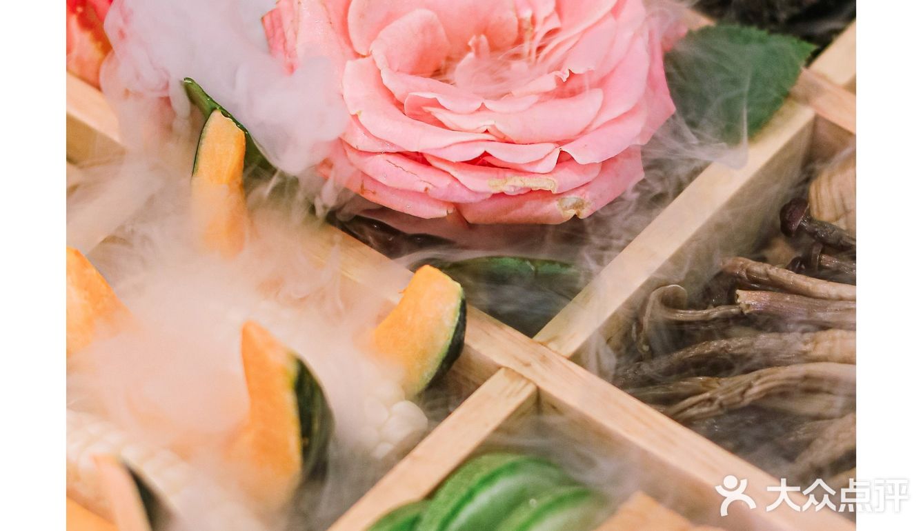 过分了！这家素菜火锅店会给仙女送花花，怎么这么加分🌷