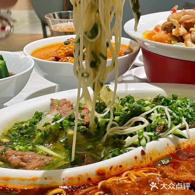 中午美食打卡：孔雀川菜