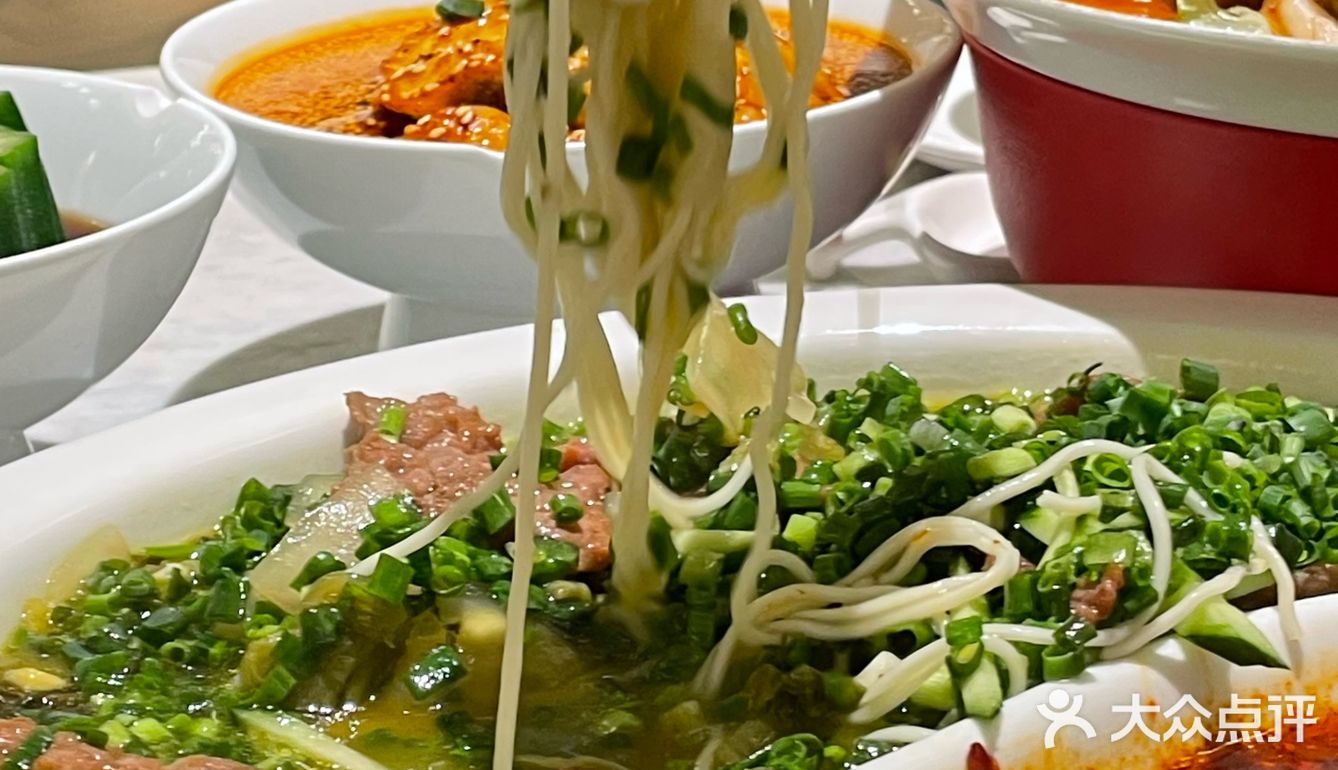 中午美食打卡：孔雀川菜