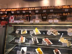 面包甜点陈列柜-老佛爷饼店