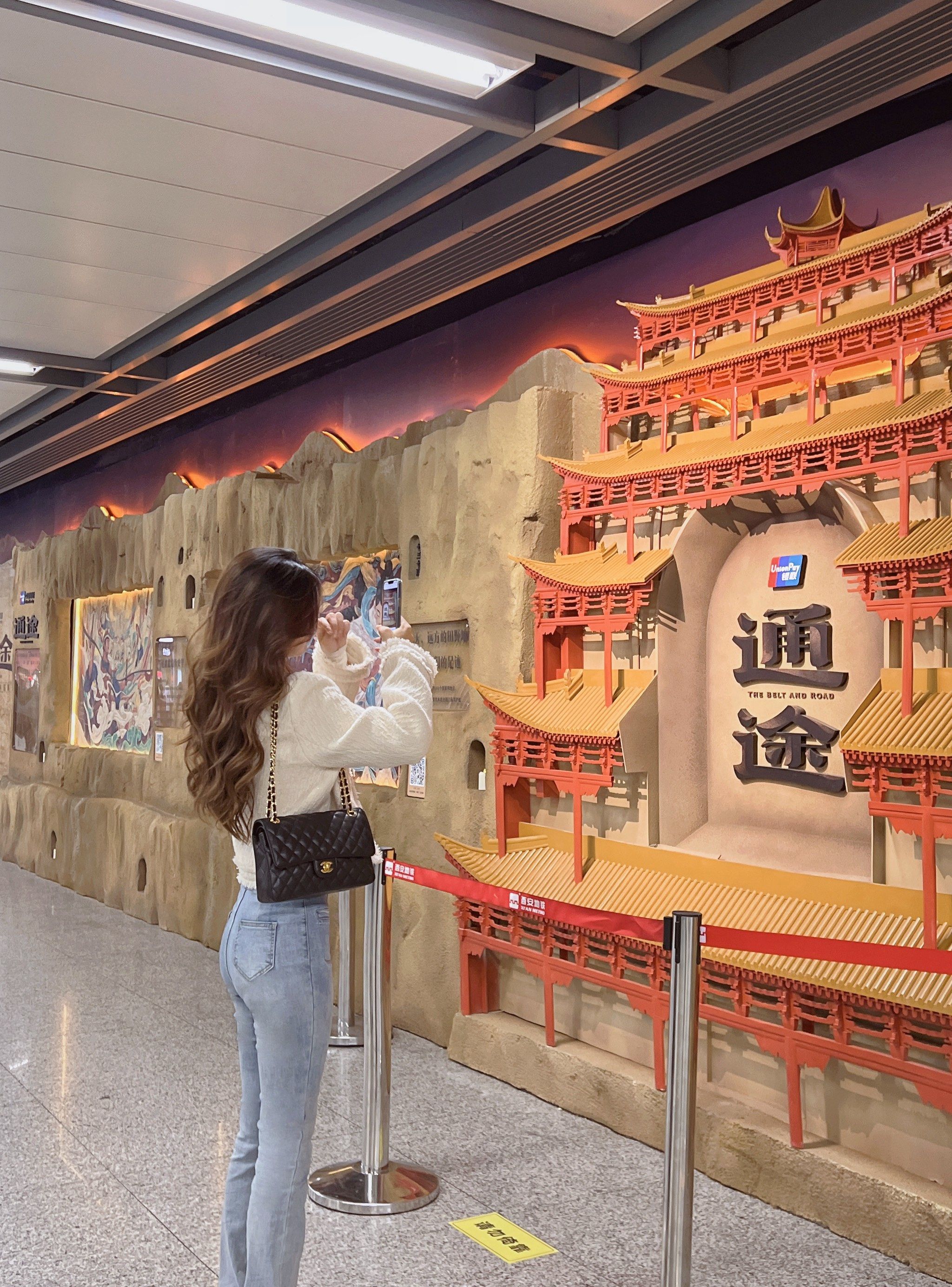 地铁里还能免费参观敦煌壁画
果然是文化气息浓厚的大城市
钟楼站