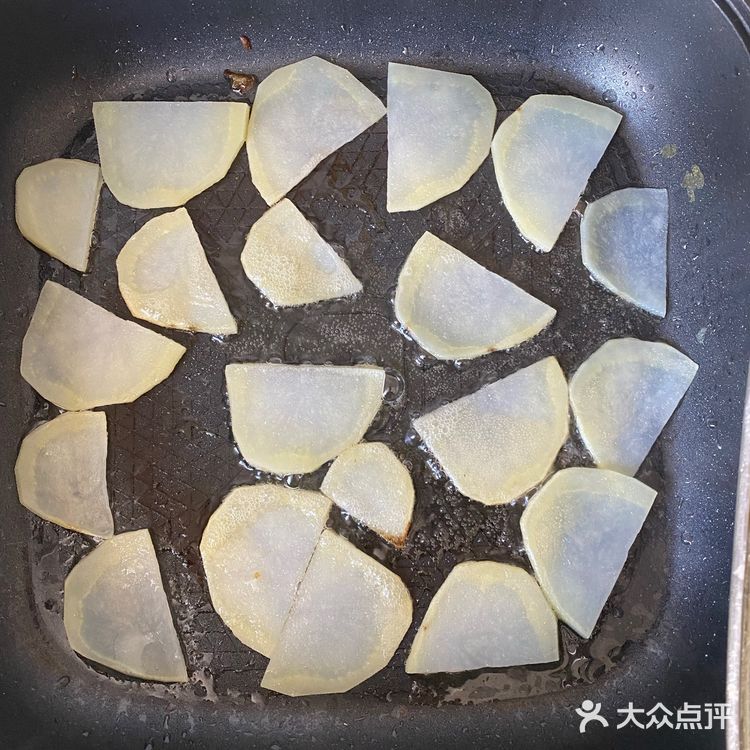 今天做了一道炒土豆洋葱🧅午餐肉，味道还是不错的哦