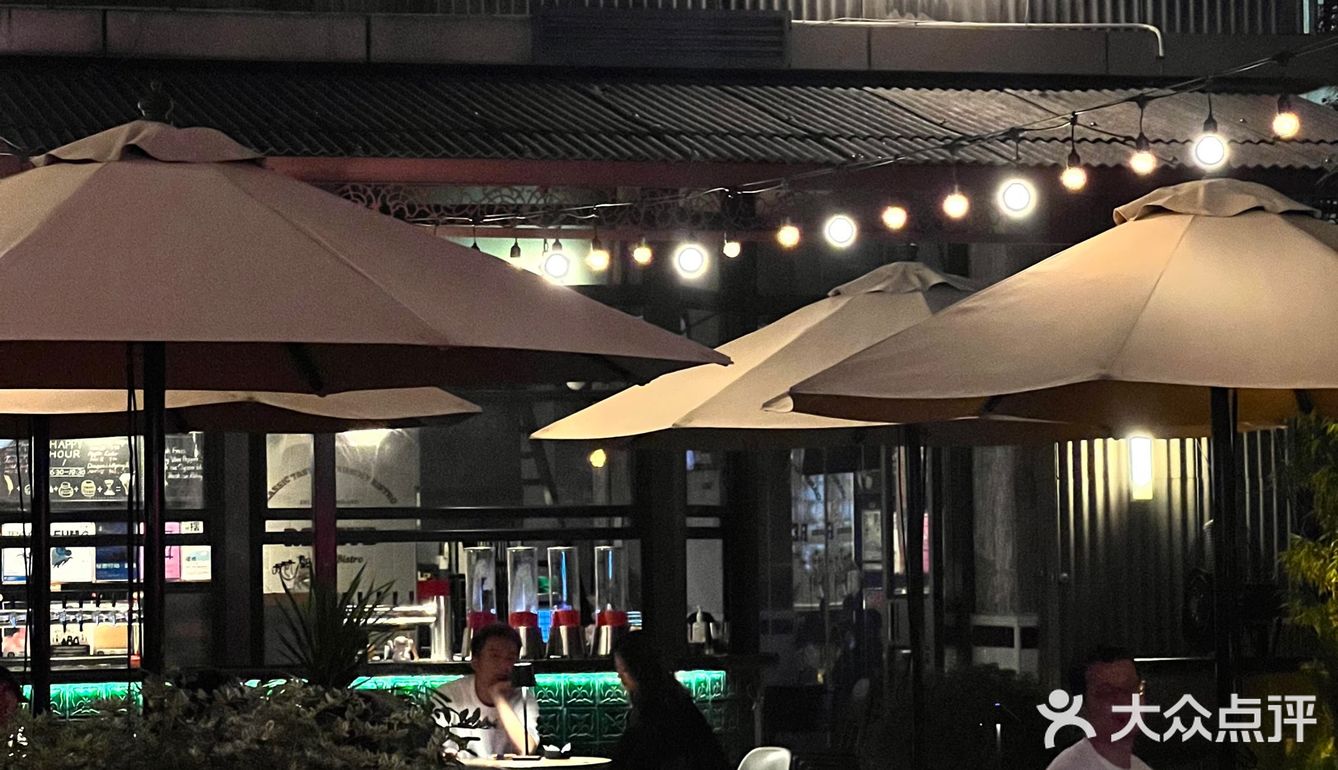 来武汉精酿酒馆喝酒，没想到被汉堡迷到哭