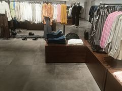 -URBAN REVIVO(高德置地广场·春广场店)