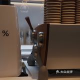 看外国小哥喝了一口 表示很灵